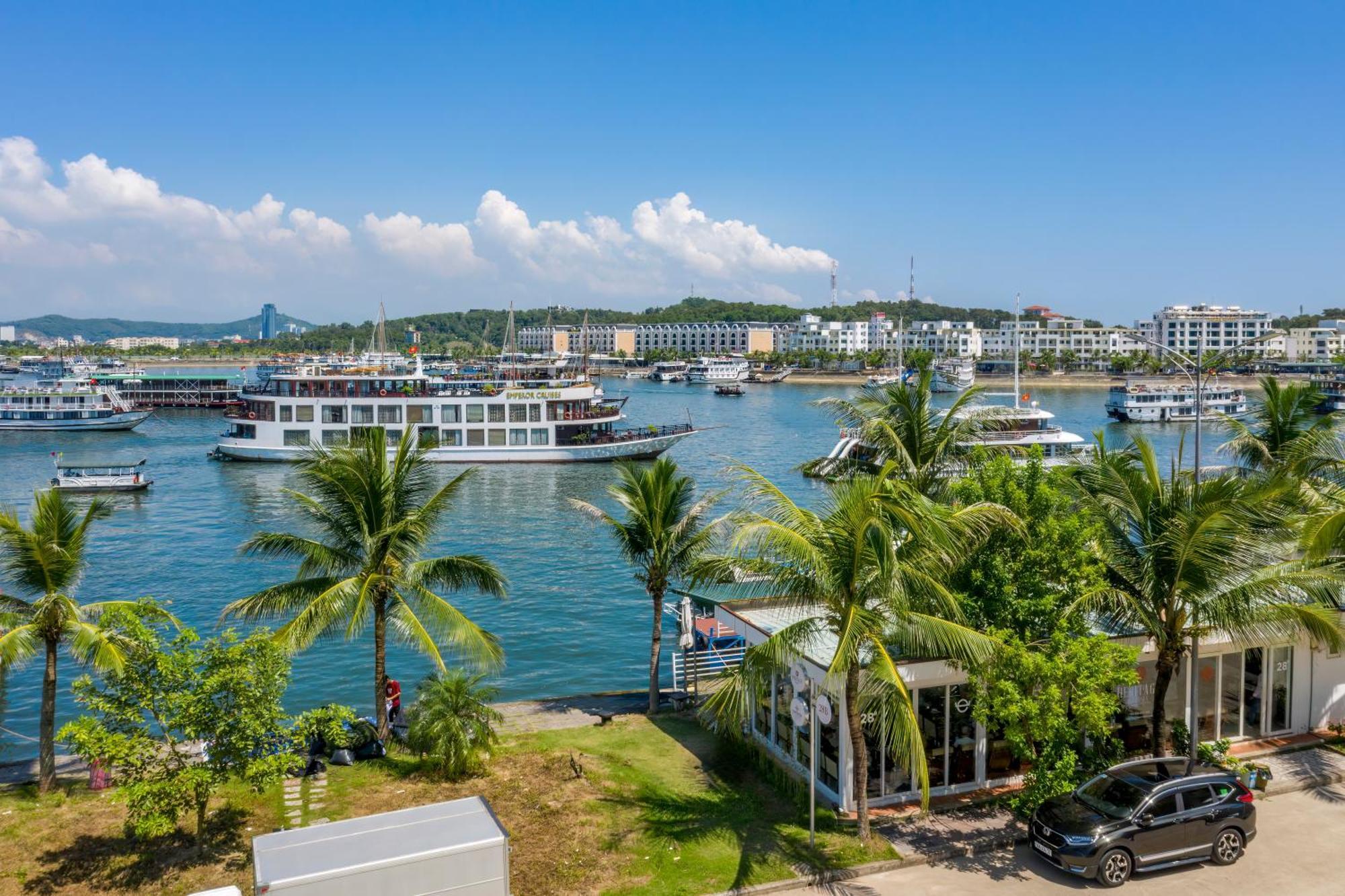 Emperor Cruises Legacy Ha Long Hotel Exterior photo