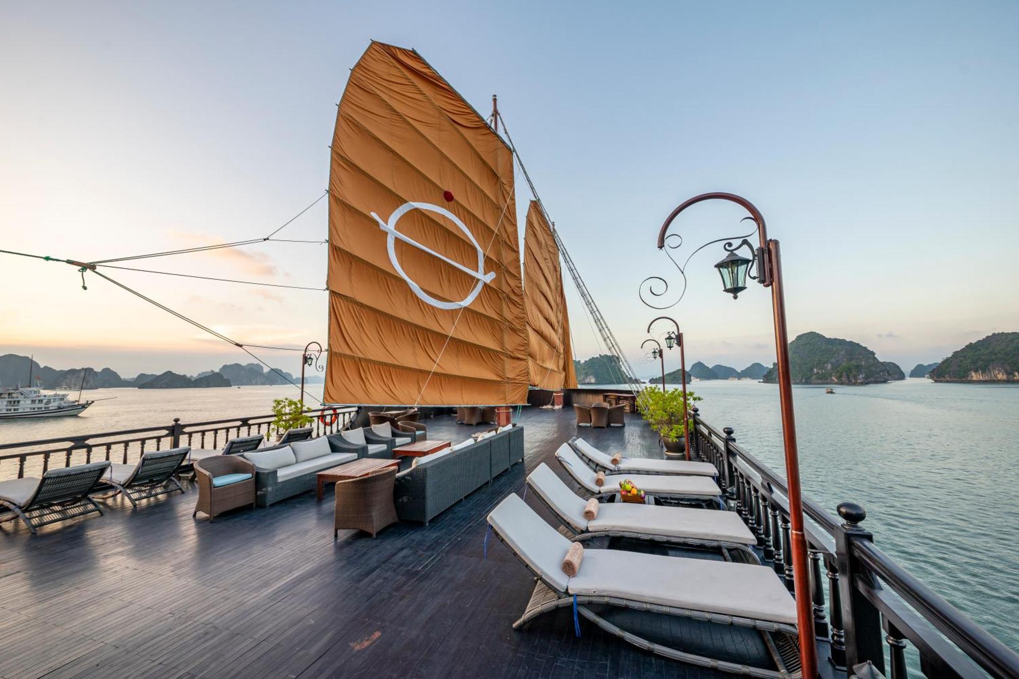 Emperor Cruises Legacy Ha Long Hotel Exterior photo