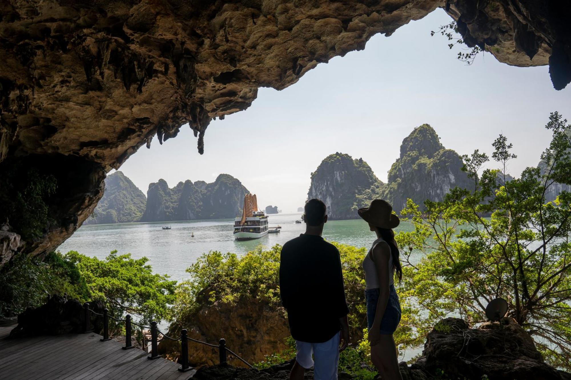 Emperor Cruises Legacy Ha Long Hotel Exterior photo