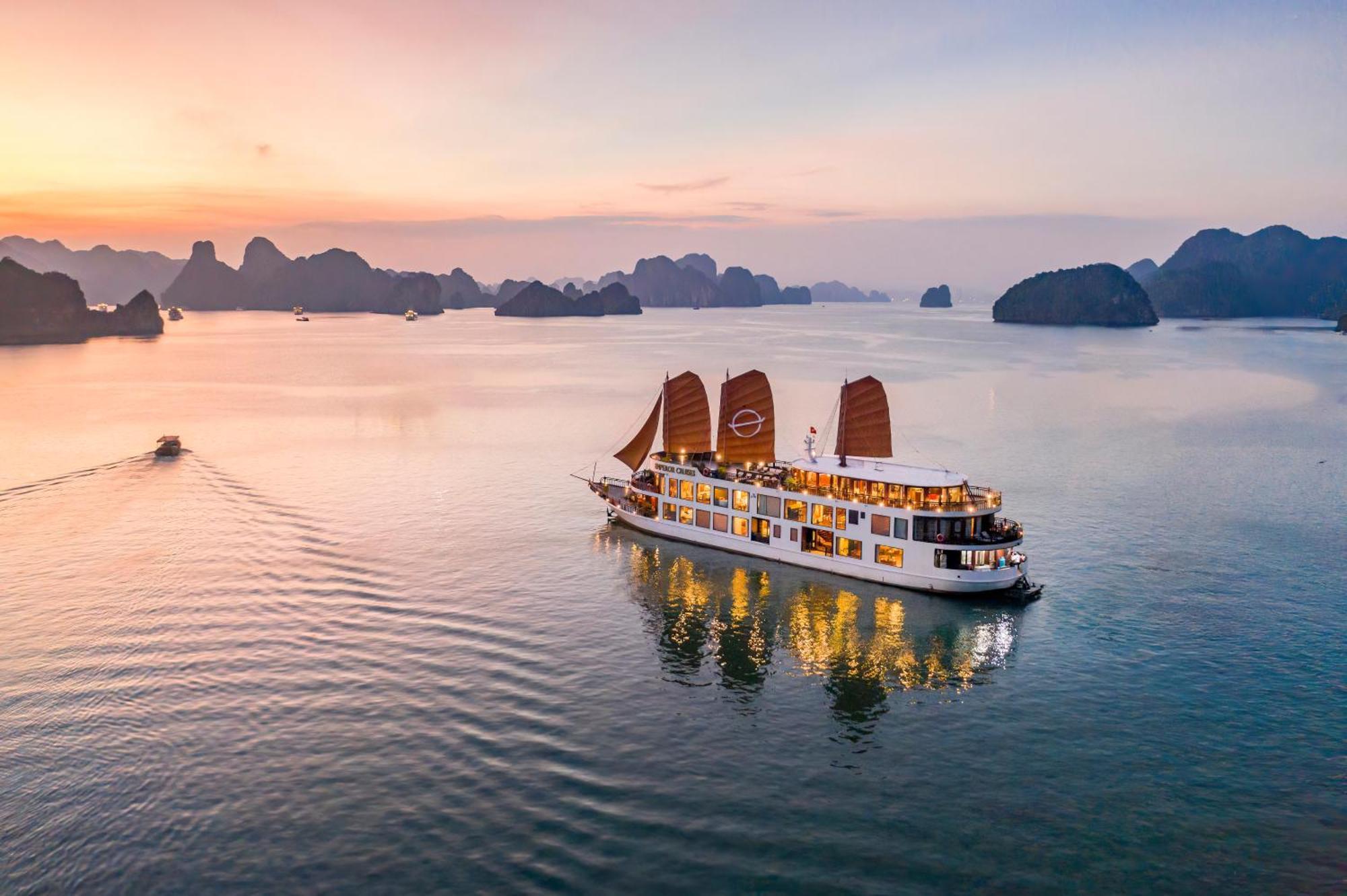 Emperor Cruises Legacy Ha Long Hotel Exterior photo