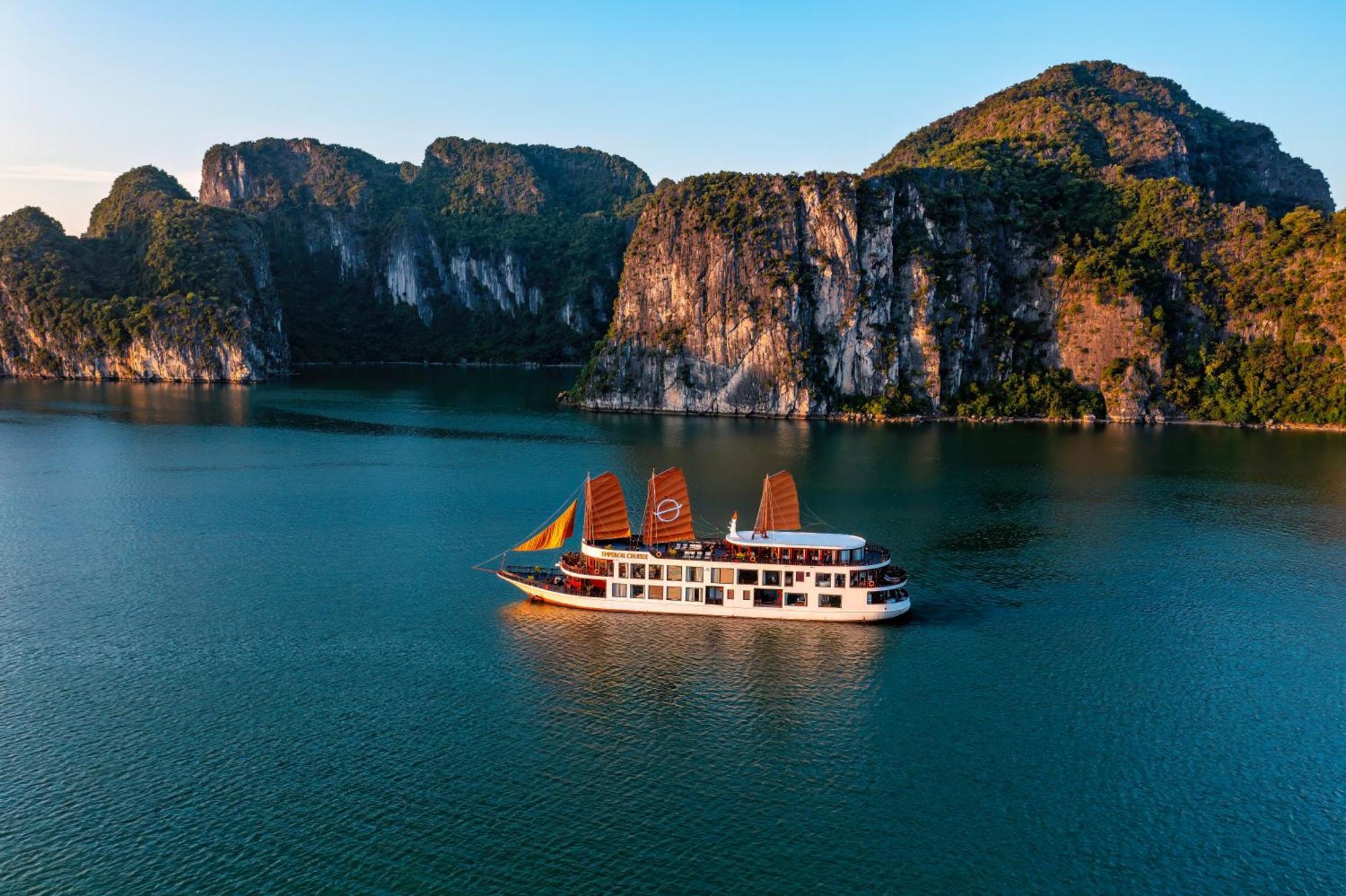 Emperor Cruises Legacy Ha Long Hotel Exterior photo